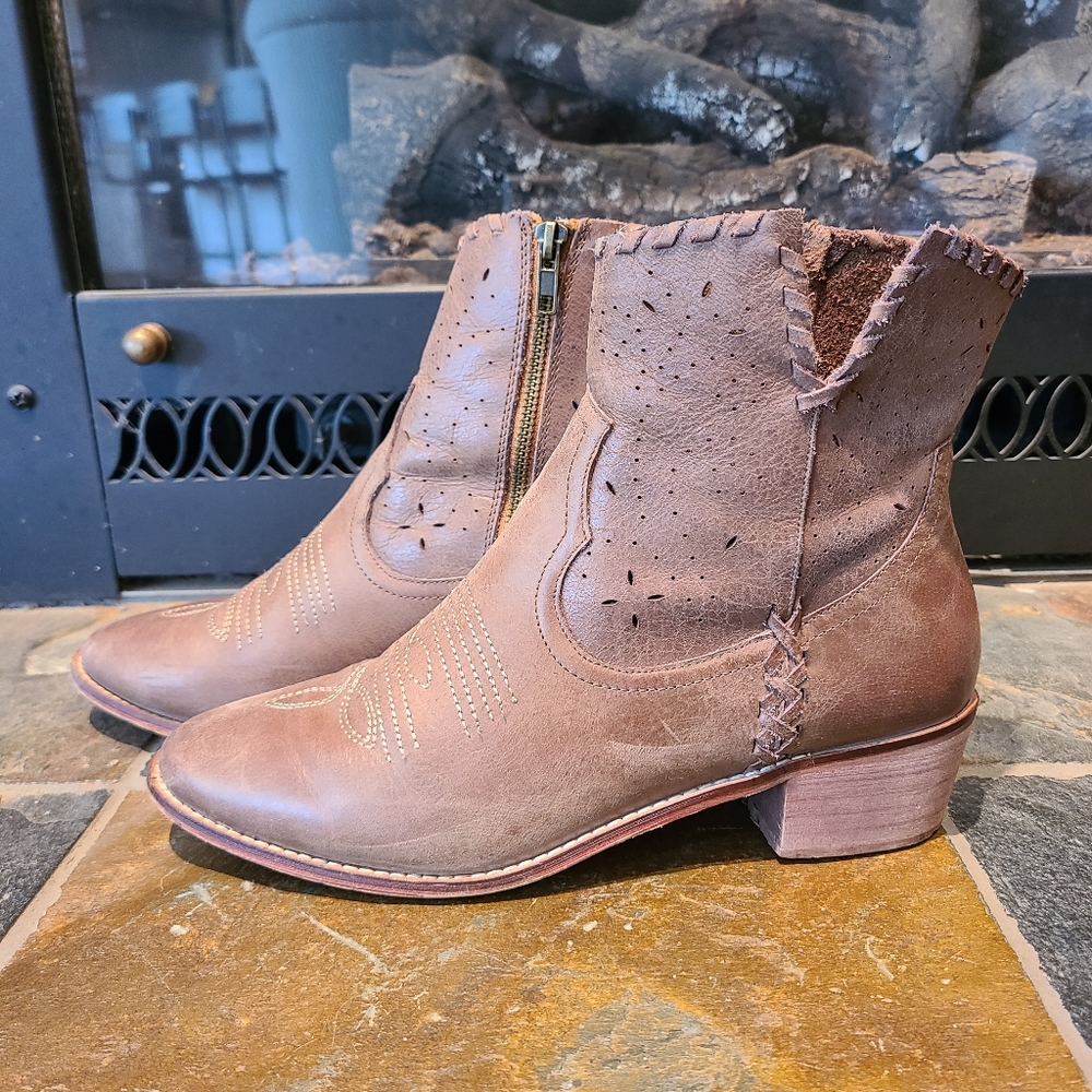 Shyanne Perforated Round Toe Booties Cowgirl Style size 11 brown leather